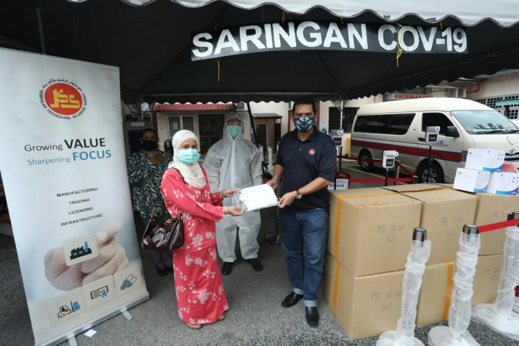 KPS sumbang PPE kepada petugas barisan hadapan di Klinik Kesihatan Kelana Jaya